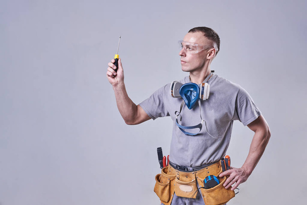 Maître Constructeur-finisseur en vêtements de travail, tenant une branche
 - Photo, image