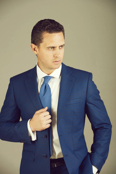 businessman posing in violet suit, white shirt and tie - Фото, зображення