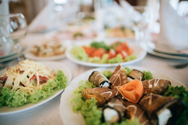 mesa cheia de comida servida para o jantar de casamento
  - Foto, Imagem