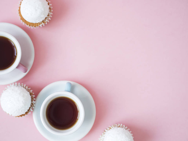 Cups of coffee with cupcakes on pink background - Fotó, kép