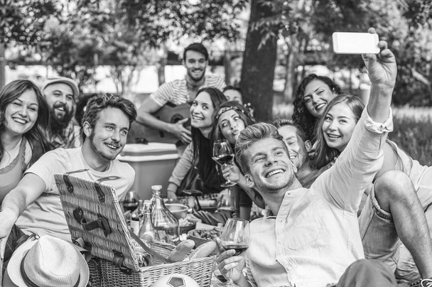 Grupa przyjaciół, Dokonywanie piknik Grill i biorąc selfie z zdejmowany smartphone w parku odkryty - Zdjęcie, obraz