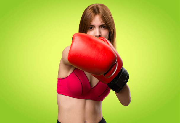 Sport mladá žena s Boxerské rukavice na barevné pozadí - Fotografie, Obrázek