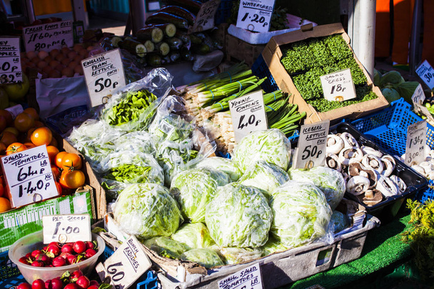 Zelenina a ovoce trh s různými barevnými čerstvého ovoce a zeleniny - Fotografie, Obrázek