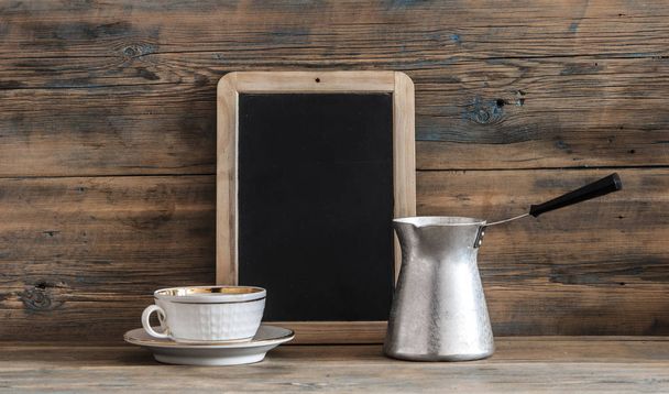 Tasse à café, café de brassage arabian Cezve, grains de café sur un bois
 - Photo, image