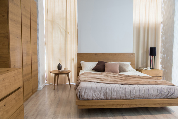 Interno di accogliente camera da letto con armadio e letto in design moderno
 - Foto, immagini