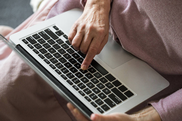 Senior lady typing on notebook - Foto, Imagem