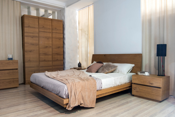 Intérieur de confortable chambre moderne avec placard et lit
 - Photo, image