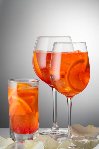 Summer refreshing faintly alcoholic cocktail Aperol spritz in a  - Foto, afbeelding