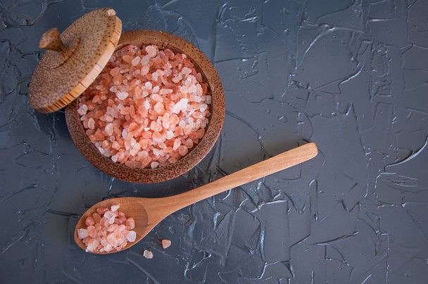 Rózsaszín himalájai só egy szürke háttér - Fotó, kép
