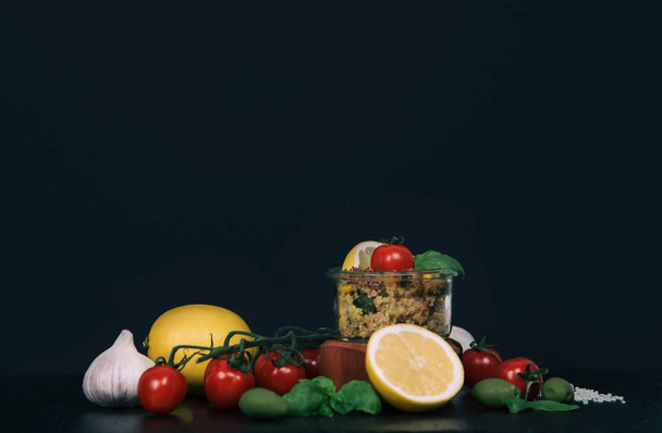 Vegan salade groenten, champignons en quinoa. - Foto, afbeelding