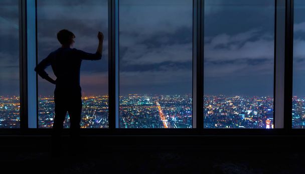 Adam büyük Windows üzerinde yayılan bir şehir yüksek yazma - Fotoğraf, Görsel