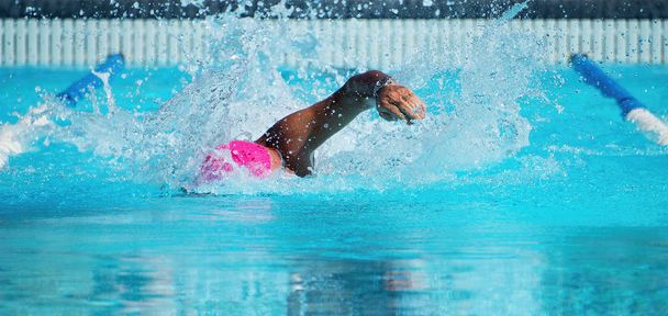 Nadador masculino en una piscina al aire libre, nadador en agua azul de la piscina
 - Foto, Imagen