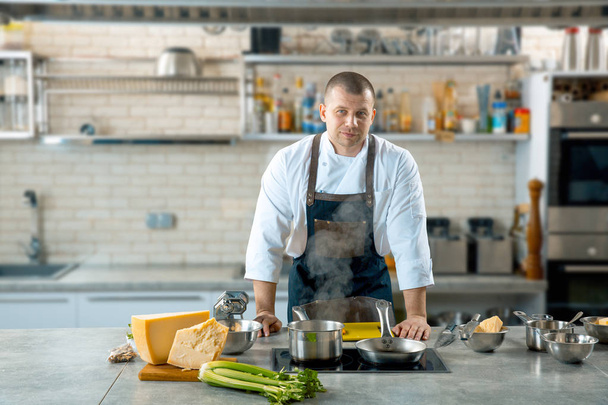 Bello chef maschile in cucina interno
 - Foto, immagini