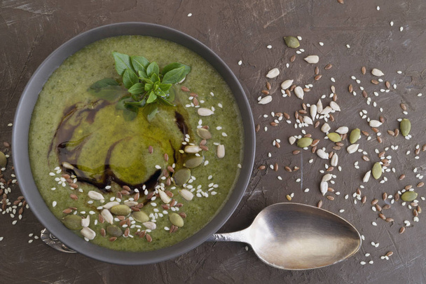 Vegetarische spinazie soep met sesamzaadjes en vlas. - Foto, afbeelding