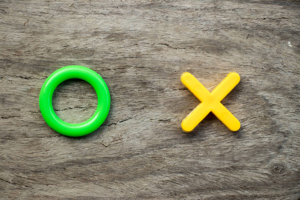 Зеленый O и желтый X на деревянном фоне (Мбаппе за да, нет или одобрить или отклонить)
) - Фото, изображение