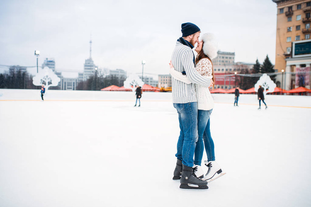 feliz amor pareja abrazándose en skating rink
 - Foto, Imagen