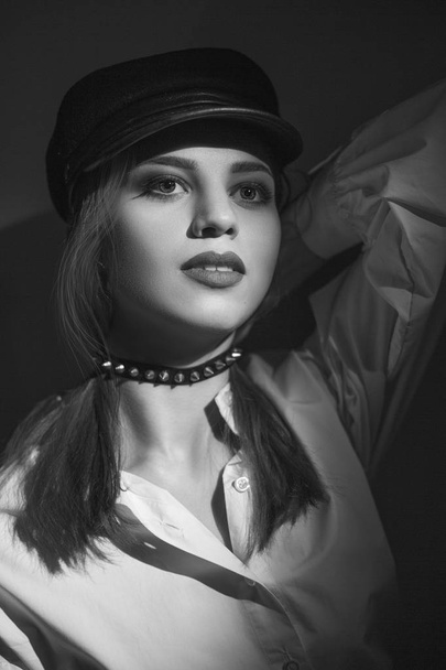 beautiful young girl in a cap and with a necklace on the neck - Foto, immagini
