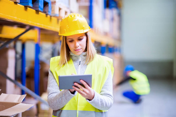 Woman warehouse worker with tablet. - Foto, Imagem
