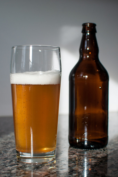 Verre à bière artisanal et bouteille de bière
 - Photo, image
