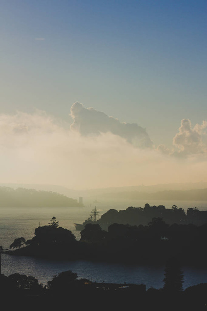 detail view of Sydney harbour on a misty dusk - Foto, immagini