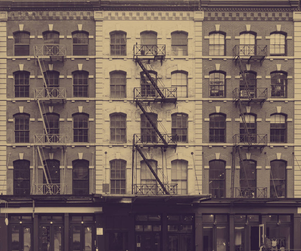 Antiga muralha desbotada de janelas em edifícios de Nova York - Foto, Imagem