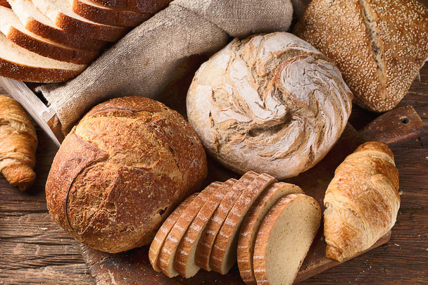 Mixed bread on white wooden table background. Top view  - Foto, Imagen