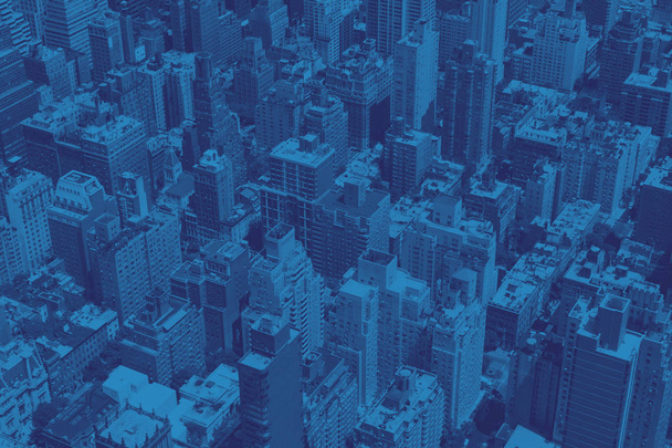 Overhead-Ansicht überfüllter Gebäude in der Innenstadt von New York City mit blauem Farbwurf-Effekt - Foto, Bild