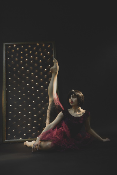 Uma bailarina atraente em um vestido marsala
 - Foto, Imagem