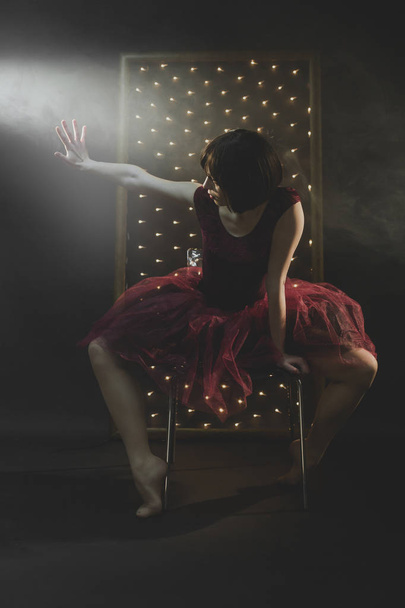  молодая балерина в красивом платье на фоне огней
 - Фото, изображение
