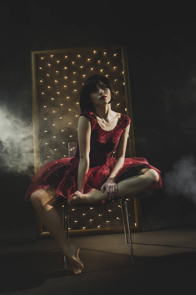 uma talentosa bailarina jovem em um belo vestido contra o pano de fundo das luzes
 - Foto, Imagem