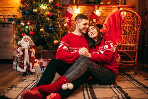 glückliches Liebespaar auf dem Boden liegend, gemeinsam Weihnachten zu Hause feiern  - Foto, Bild