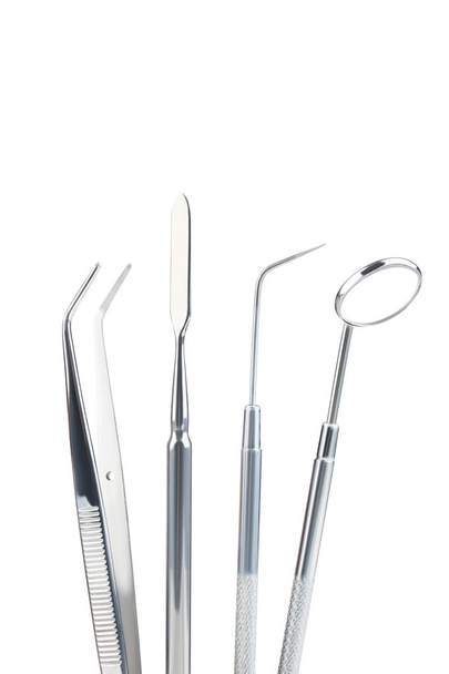 tandheelkundige apparatuur op witte achtergrond - Foto, afbeelding
