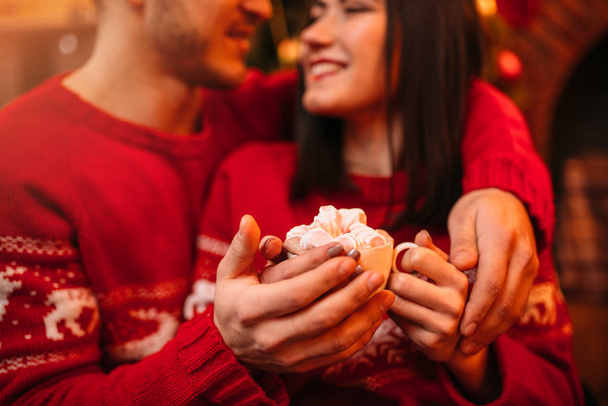 любов пара теплих рук на чашці кави з зефіром, романтичне святкування Різдва
 - Фото, зображення