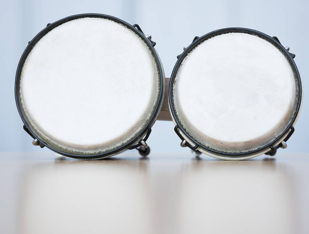 par de bongos en superficie reflectante en el estudio
 - Foto, imagen