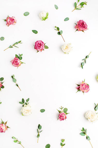 Floral Κάσια από κόκκινο και άσπρο τριαντάφυλλο λουλούδια και κλαδιά ευκαλύπτου σε άσπρο φόντο. Επίπεδη lay, κορυφαία θέα mockup γάμου με αντίγραφο χώρου. - Φωτογραφία, εικόνα