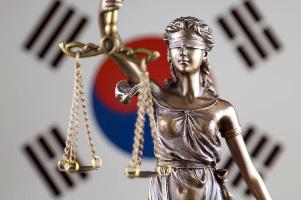 法と韓国旗と正義の象徴。クローズ アップ. - 写真・画像