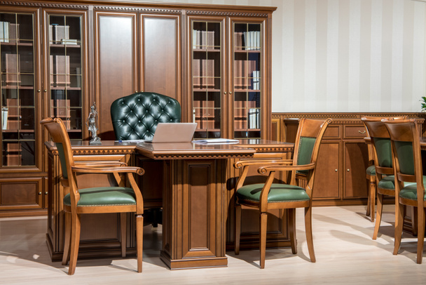 Oda Ofis koltukları ve klasik tasarım ahşap masa üstünde laptop ile iç - Fotoğraf, Görsel
