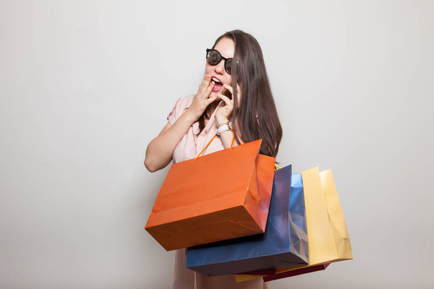  Hezká dívka v brýlích křičí o obchod prodej produktů - Fotografie, Obrázek