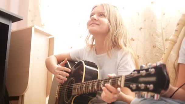 Két női tinédzsert játszik a hangszerek, gitár, fuvola, otthon - Felvétel, videó