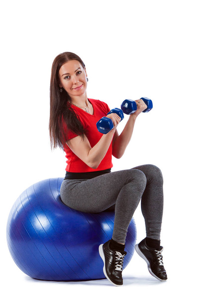 Žena fitness cvičení s dumbs a fitness míče. - Fotografie, Obrázek