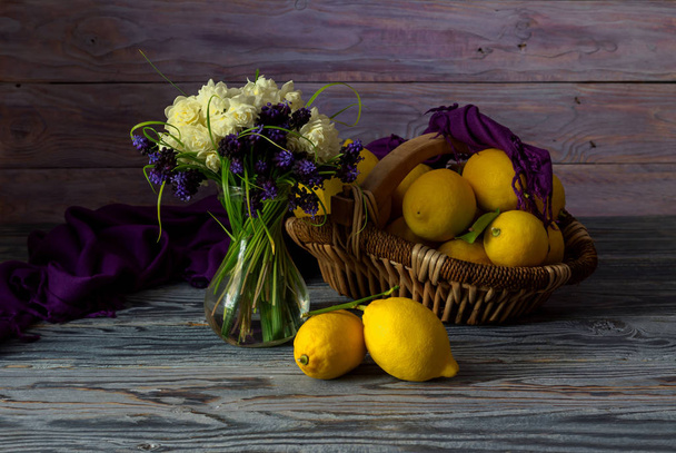 Fleurs sauvages dans un vase et citrons
 - Photo, image