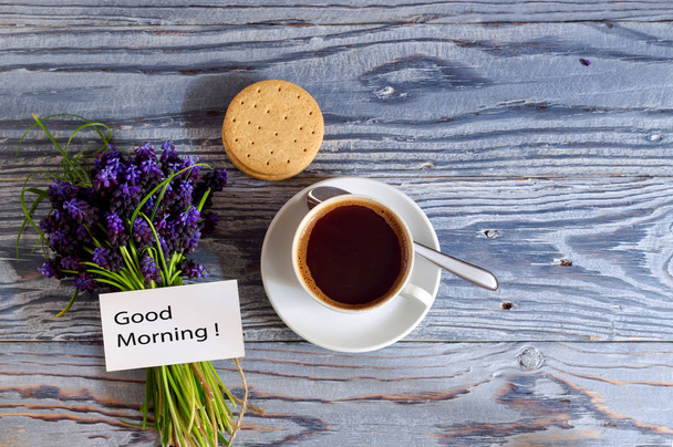 朝のコーヒーと花の花束カップ - 写真・画像