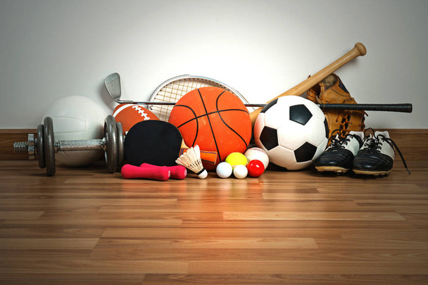 Sprzęt sportowy na drewniane tła - Zdjęcie, obraz