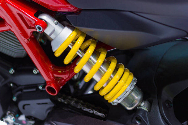 amortiguadores amarillos de la motocicleta para absorber sacudidas
 - Foto, imagen