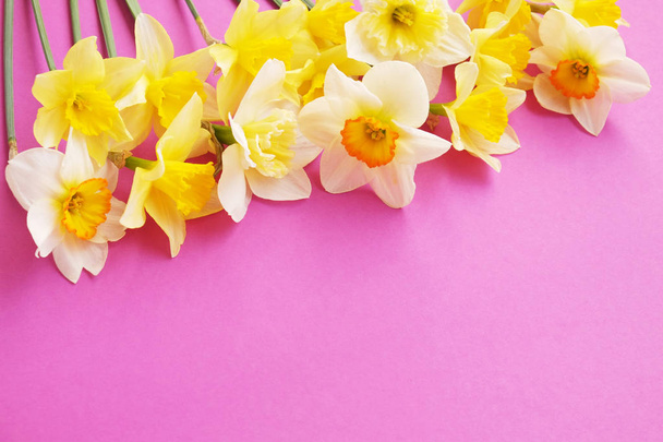 Pályázati minimalista tavaszi virágok összetétele textúra felületén. Gyönyörű női növény dekoráció üdvözlőlap-ünnep. Nyári, nyári, tavaszi, március, április, június-július. Boldog anyák napja - Fotó, kép