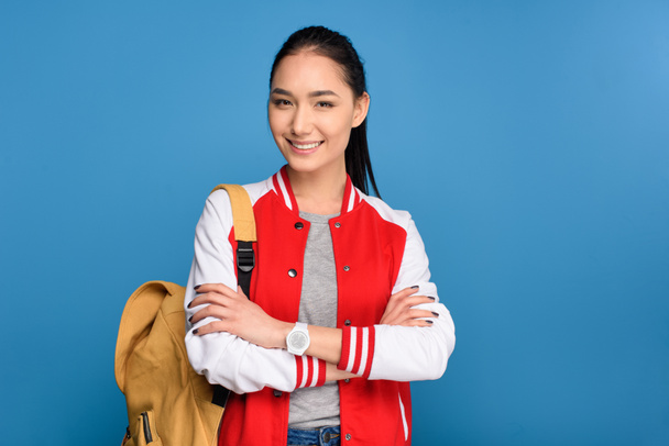 ritratto di sorridente studente asiatico con zaino isolato su blu
 - Foto, immagini
