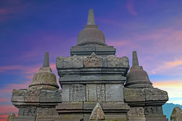 Buddist templom Borobudur napkeltekor venni. Yogyakarta, Indonézia - Fotó, kép
