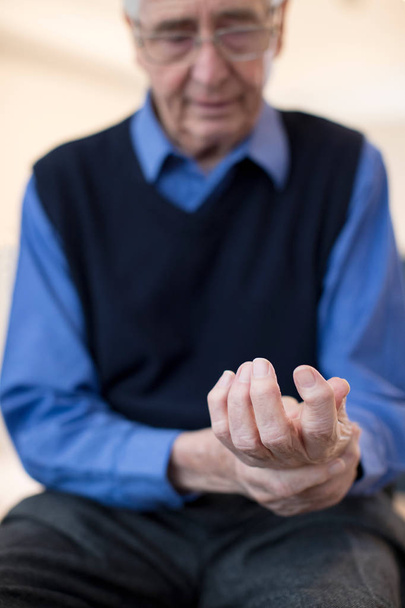 Senior Man At Home Suffering With Arthritis - Fotoğraf, Görsel
