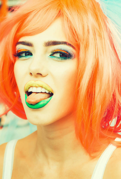 Chica bonita con cabello naranja y maquillaje
 - Foto, Imagen