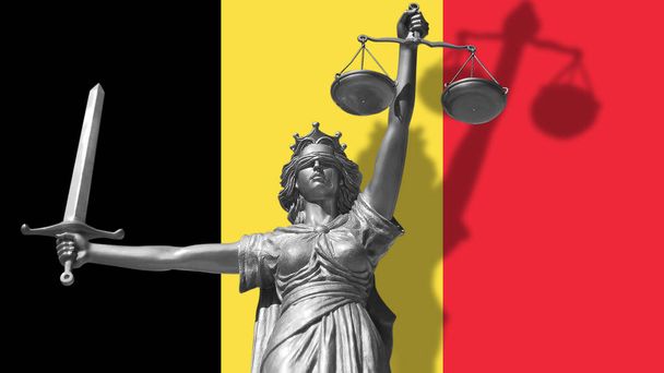 Terjed ki a törvény. Az igazságszolgáltatás Themis-a belga lobogó háttérrel Isten szobra. Eredeti szobor az igazságszolgáltatás. Mária, skála, szimbólum, az igazságszolgáltatás Belgium zászló, 3d-leképezés. - Fotó, kép